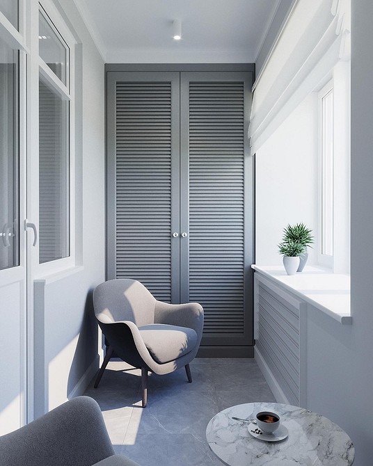 Вбудована шафа на лоджії з полицями, ідеальне рішення для зберігання інструментів та консервації.