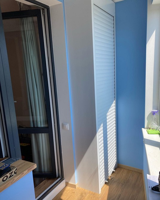 Практична шафа на лоджії з полицями для зберігання консервації та інших речей.