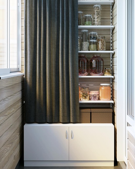 Шафа-купе на балконі з розсувними дверцятами для економії місця та зручності.