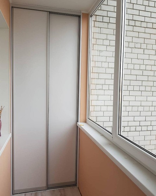 Організація простору на балконі: стильна шафа та декор для затишку