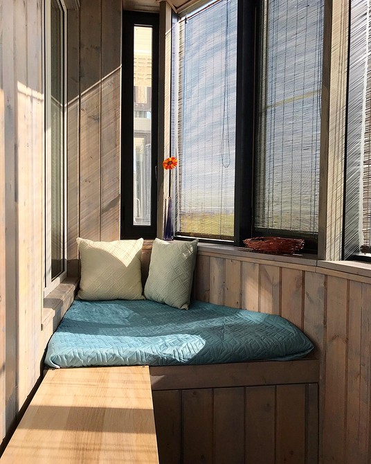 Шафа з дерева на балконі: екологічний та естетичний варіант для створення затишку.