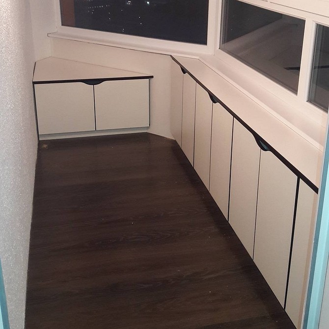 Функціональна шафа на лоджії: ідеальне рішення для зберігання з полицями різної висоти.