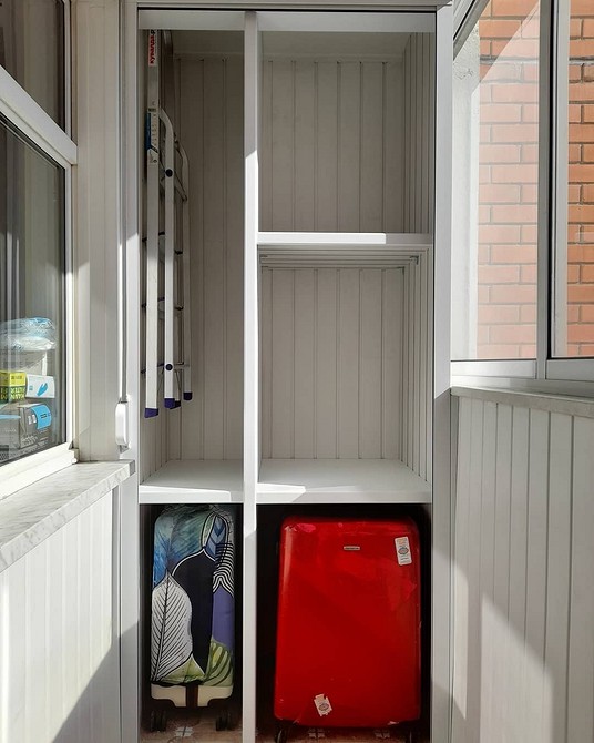 Вбудована шафа на балконі для оптимального використання простору та зберігання речей.