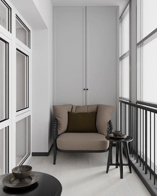 Відкрита шафа-стелаж на балконі: стильне зберігання книг та декоративних елементів.