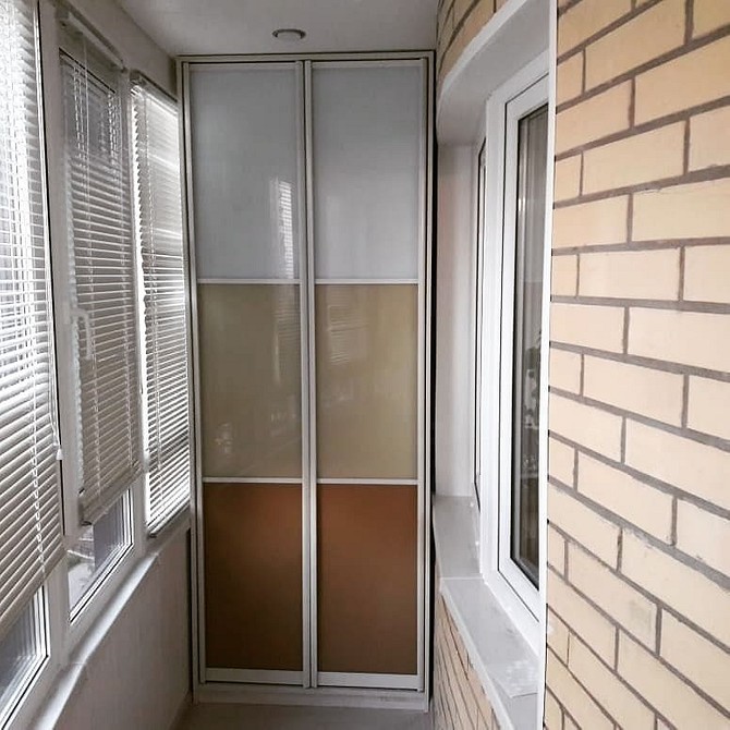 Кутова шафа на балконі: ідеальне рішення для невеликих лоджій, економія місця.