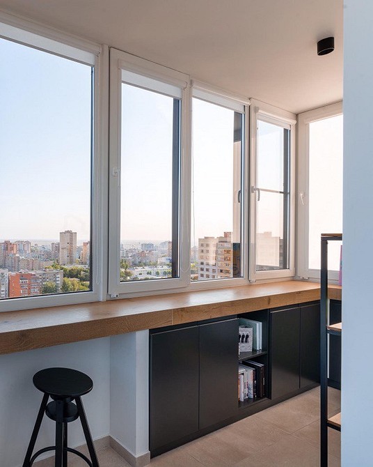 Шафа для зберігання інструментів на балконі, організований простір для майстра.