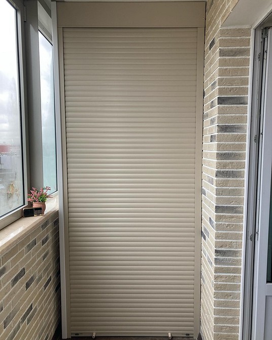 Металева шафа на балконі: надійне зберігання інструментів та захист від вологи.