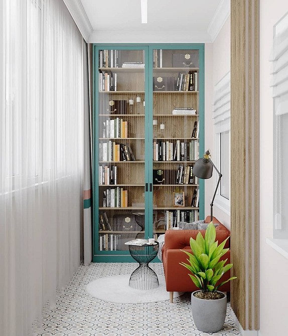 Металева шафа на балконі для зберігання інструментів та господарського інвентарю.