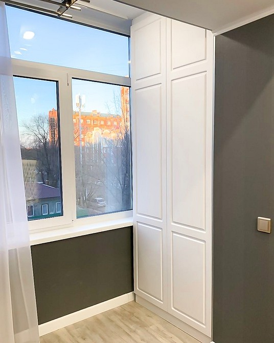 Сучасний дизайн балкону з шафою для зручного зберігання та організації простору