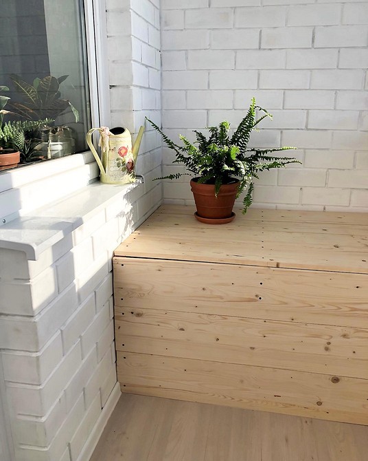 Компактна шафа купе на балконі: економія місця та стильний дизайн для лоджії.