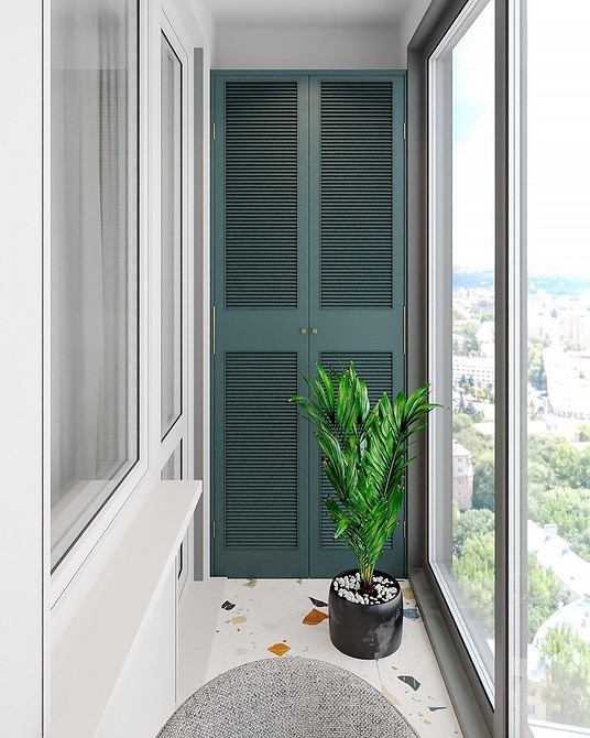 Меблі для лоджії: біла шафа з дверцятами для зручного зберігання речей.