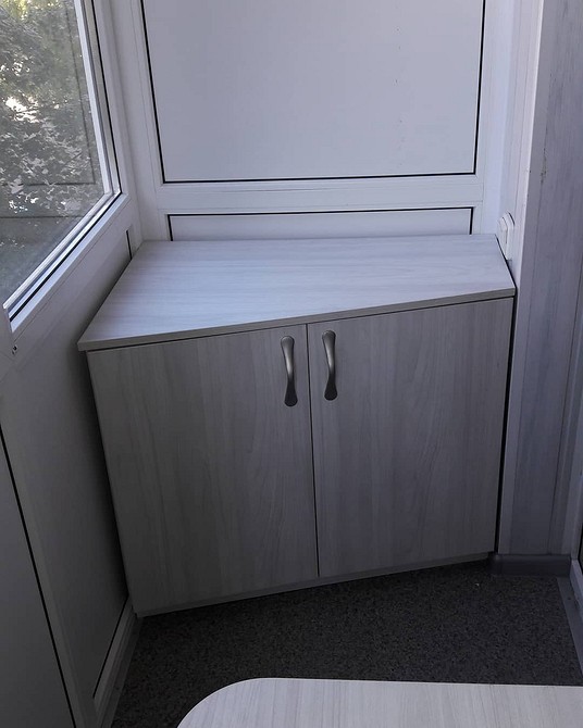 Шафа на лоджію: сучасний дизайн для оптимальної організації простору балкона