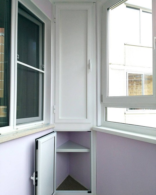 Шафа з розсувними дверцятами на балконі, зручне рішення для обмеженого простору.