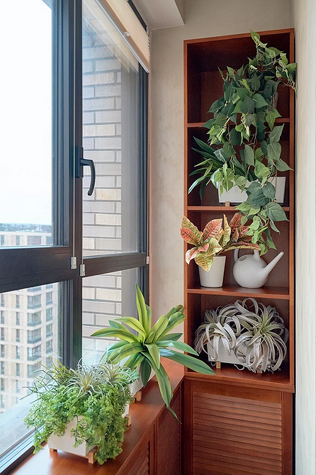 Шафа на балкон з розсувними дверцятами для економії простору на балконі.