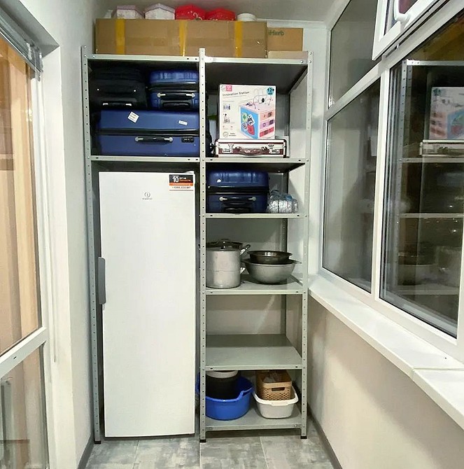 Пластикова шафа на балконі, стійка до вологи та перепадів температур.