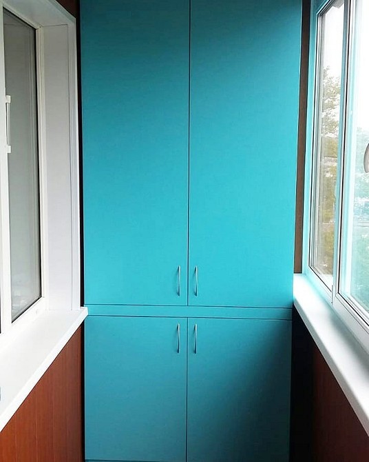 Сучасний дизайн балкона з вбудованою шафою для ефективного зберігання речей.