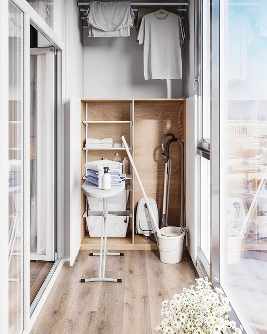 Дерев'яна шафа на балконі, що додає природності та затишку у дизайн.