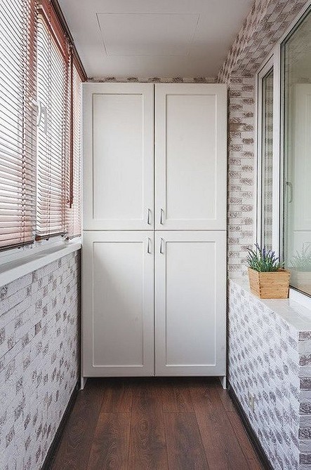 Проект дизайну балкона з вбудованою шафою: стильне та практичне рішення