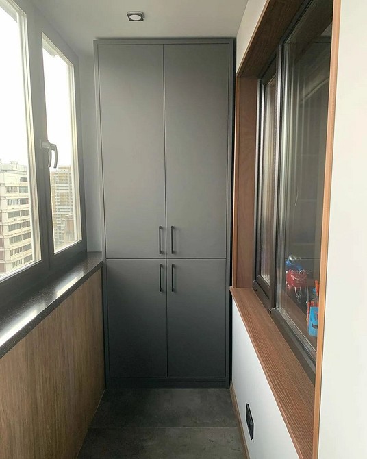 Дизайн балкона з шафою: створення затишного місця для відпочинку та зберігання