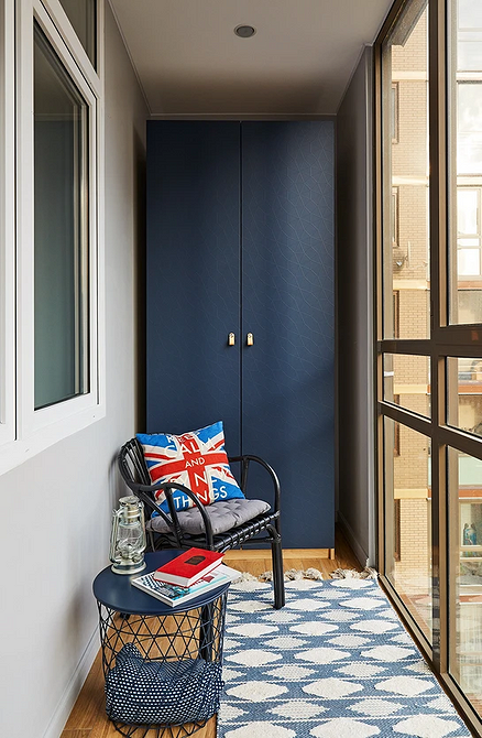 Сучасна шафа на балконі для зберігання речей, організація простору на лоджії.