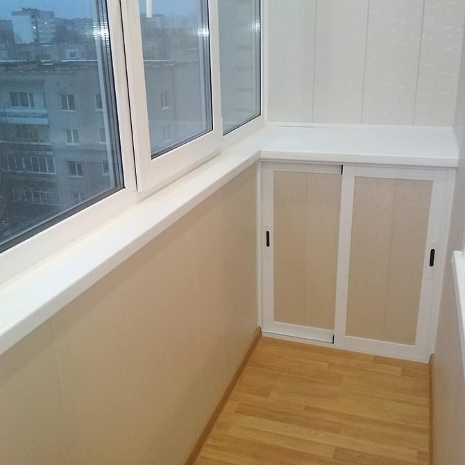 Сучасний дизайн шафи на балконі для оптимального зберігання речей та інструментів.