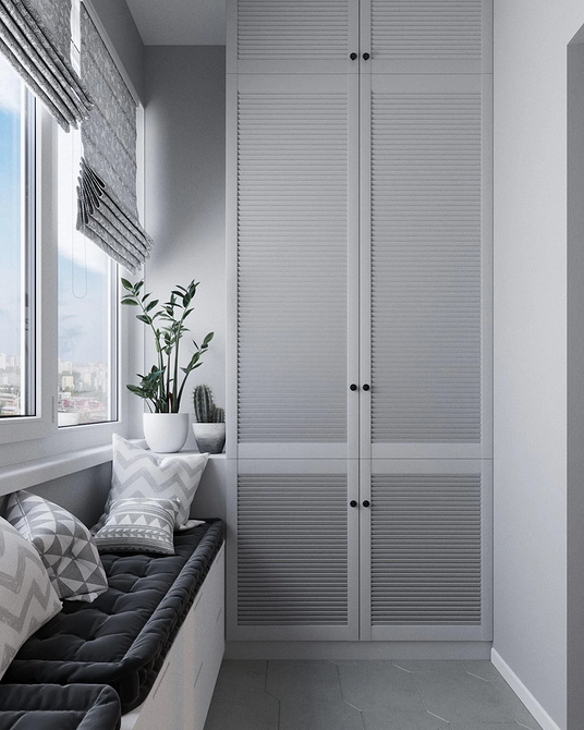 Дизайн балкона з шафою та рослинами, затишний куточок для відпочинку і зберігання.