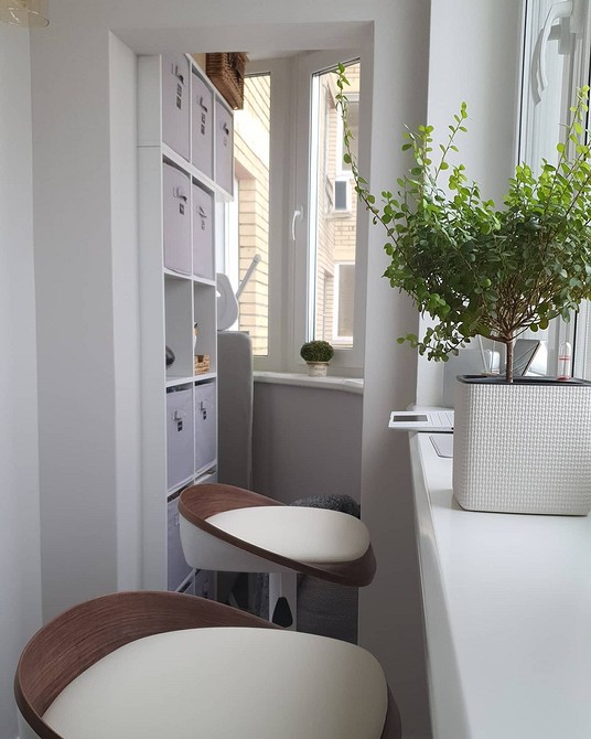 Шафа на балконі: ідеальне рішення для зберігання сезонних речей та інструментів.