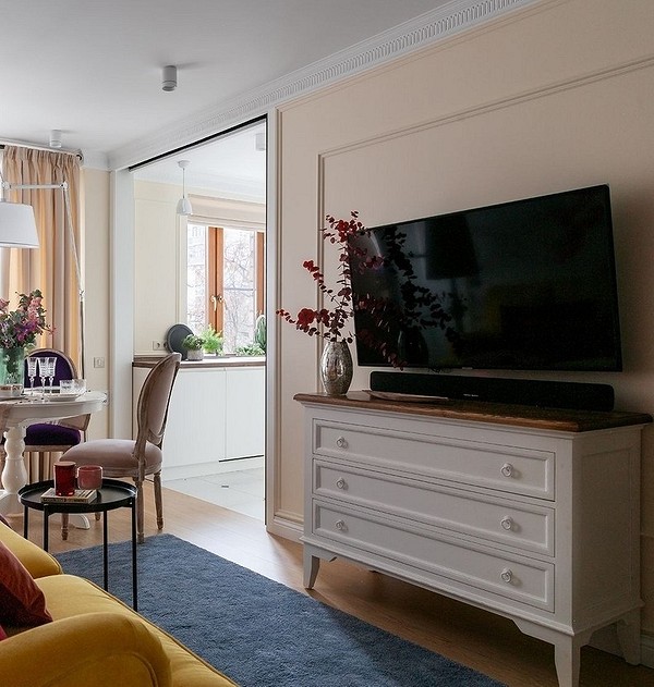 Сучасна вітальня з підвісною тумбою під телевізор та декоративним освітленням.