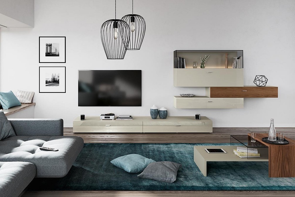 Модульна система зберігання з відкритими полицями у сучасній вітальні.