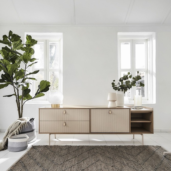 Підвісна тумба під телевізор в сучасному стилі з білими фасадами та підсвіткою.