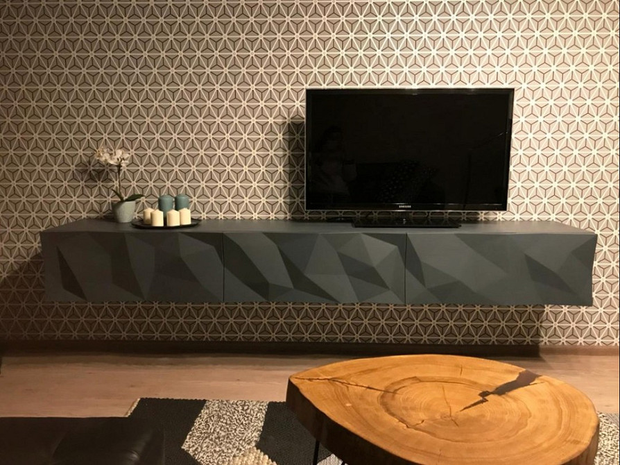 Тумба під телевізор в класичному стилі з дерев'яними фасадами та декоративною фурнітурою.