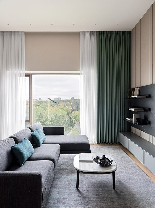 Мінімалістична підвісна тумба під телевізор в сучасній вітальні з паркетом.