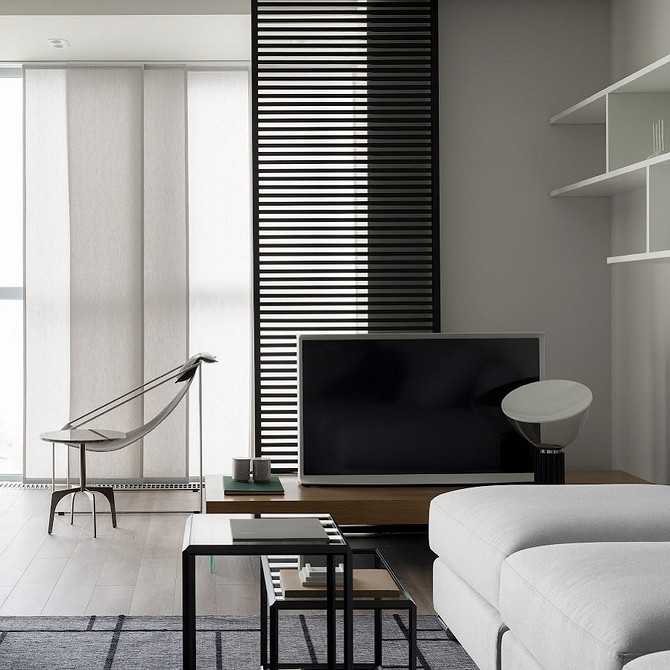 Сучасна вітальня з довгою низькою тумбою під телевізор та каміном.