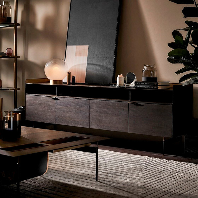 Тумба під телевізор з інтегрованим підсвічуванням у темній вітальні.