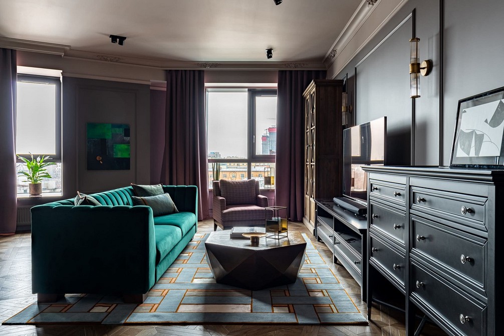 Стильна вітальня з темним шкафом під телевізор та акцентним декором.