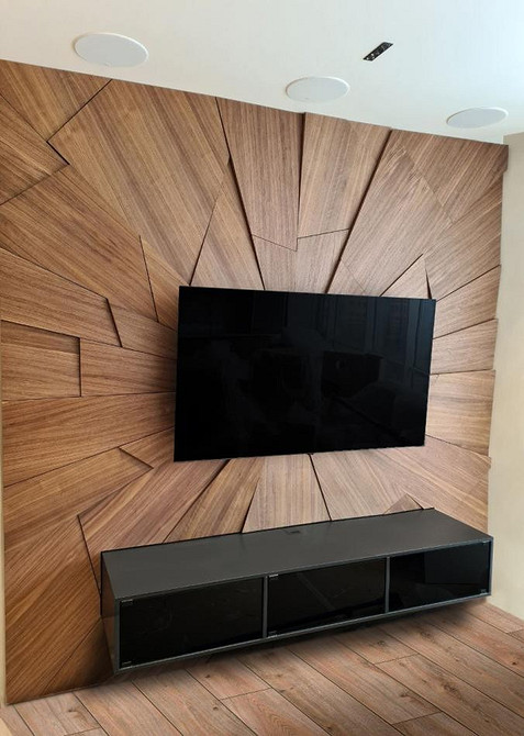 Тумба під телевізор з відкритими полицями для декору та аудіоапаратури.