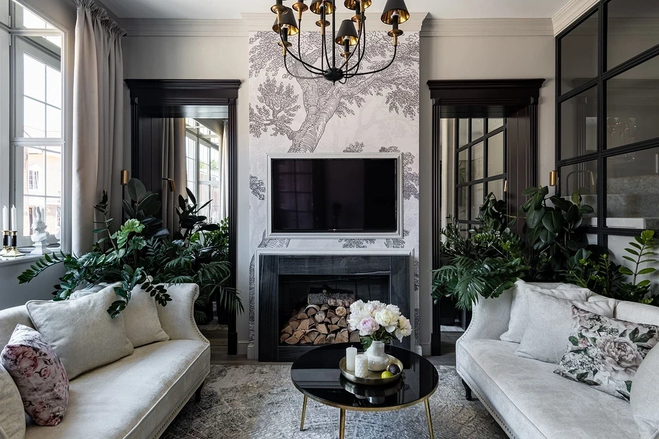 Біла підвісна тумба під телевізор з дерев'яною стільницею у світлій вітальні.