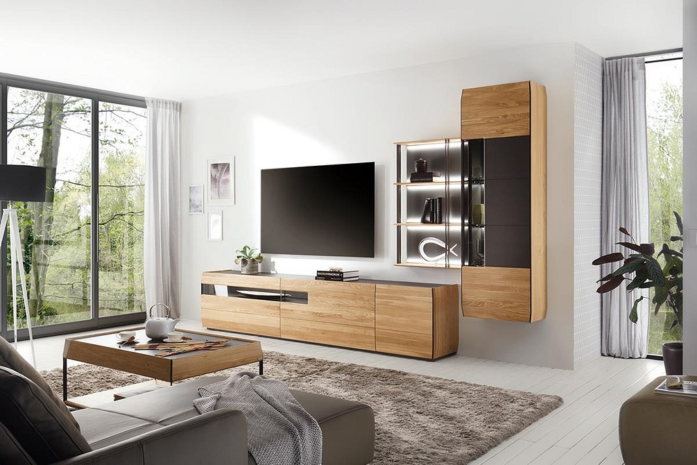 Вітальня з великим телевізором та просторим шкафом для зберігання речей.