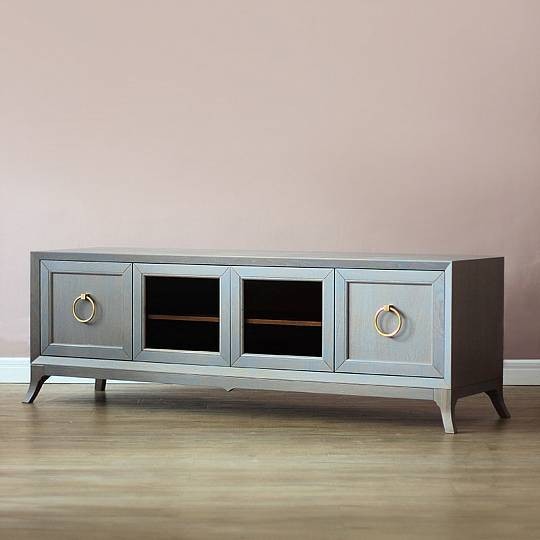 Сучасний дизайн вітальні з акцентом на низький комод під телевізор та декор.