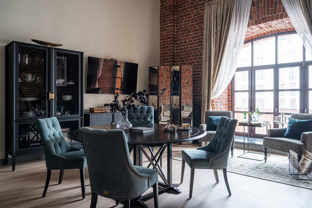 Сучасна вітальня з низьким телевізійним стендом та декоративною стіною.