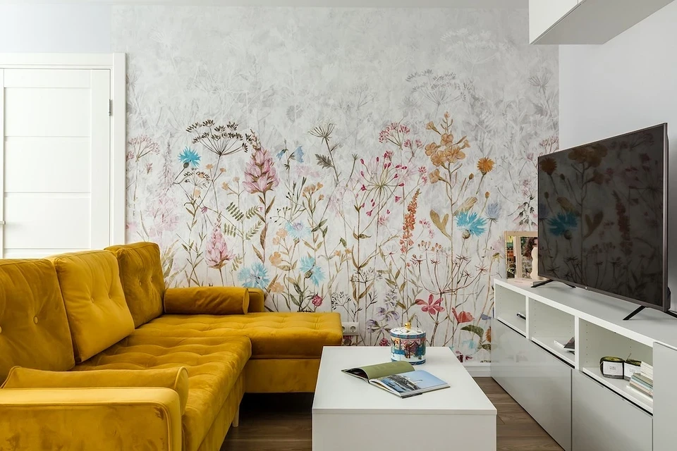 Велика шафа-стінка для телевізора з нішами та полицями у просторій вітальні.