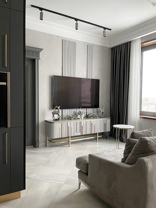 Сучасна тумба під телевізор у вітальні з мінімалістичним дизайном та дерев'яними акцентами.