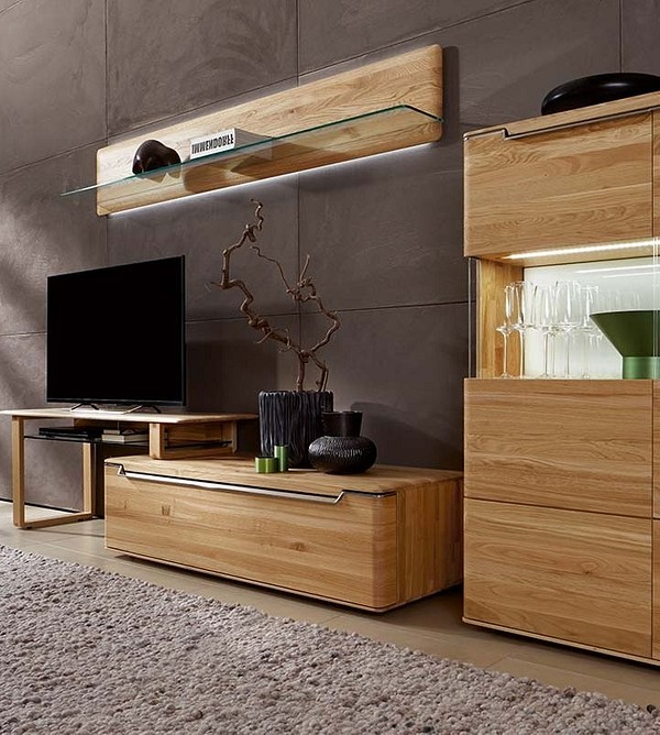 Мінімалістичний дизайн вітальні з дерев'яним модульним гарнітуром для телевізора.