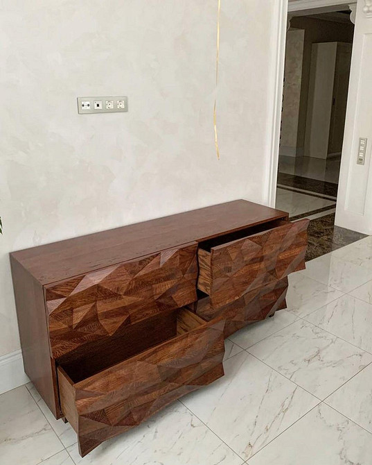 Варіант дизайну вітальні з низьким комодом під телевізор та декоративними елементами.