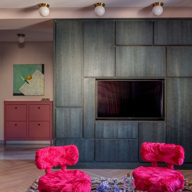 Модульна система для вітальні з місцем під телевізор та книжковими полицями.