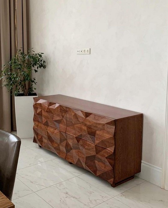 Сучасний інтер'єр вітальні з акцентом на низьку тумбу під телевізор.