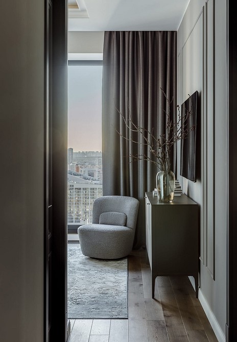 Тумба під телевізор з комбінацією дерева та металу в сучасному інтер'єрі вітальні.