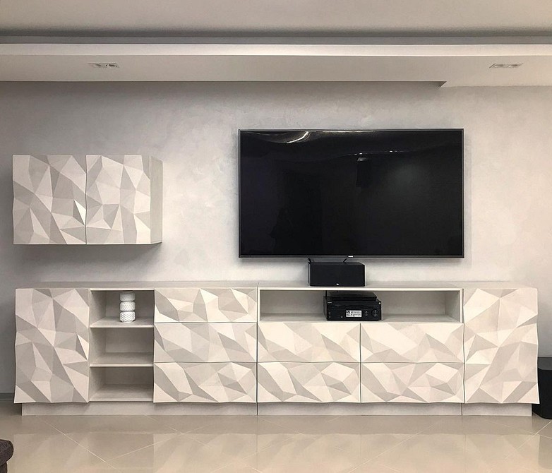 Сучасний дизайн вітальні з телевізором та меблями для зберігання речей