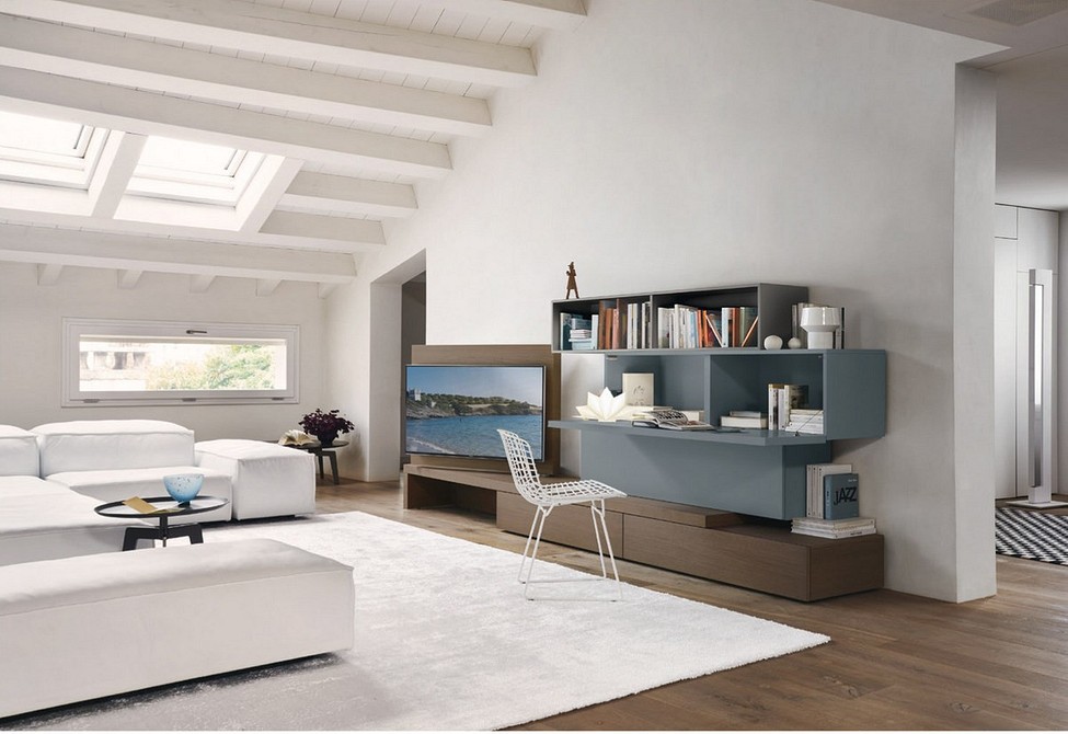 Сучасна вітальня з підсвіченим телевізійним модулем та декоративними елементами.