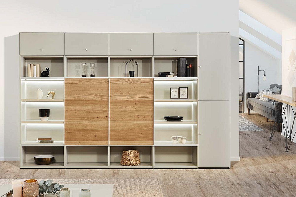 Стильна шафа для телевізора у вітальні з відкритими та закритими полицями.